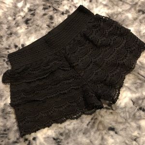 2/15☀️SALE☀️ 💚OLIVE & OAK💚 Ruffle Shorts